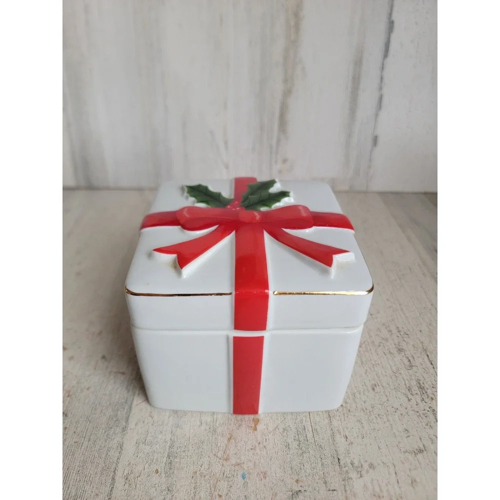 Mount‎ Clemens pottery vintage ceramic gift box container bow mistletoe unique